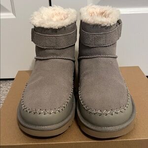 EXCELLENT CONDITION, UGG RETROCHIC STRAP BOOTS, GREY COLOR SIZE 7